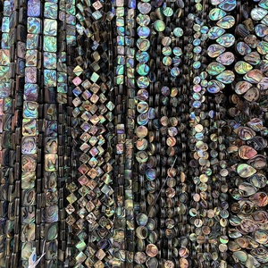 Macrodetail van natuurlijke abalone schelp kralen in diverse vormen voor DIY-sieraden