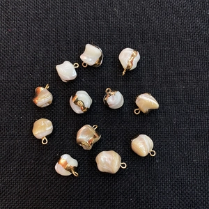 Set di 12 ciondoli irregolari in conchiglia con bordi dorati per creazione gioielli DIY