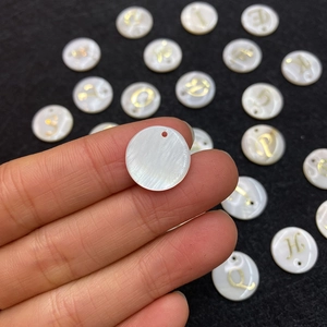 Natürlicher Süßwassermuschel-Anhänger, 15mm rund mit goldenem Alphabet für DIY-Schmuck