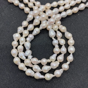 Collier de perles de culture d'eau douce baroques blanches aux formes organiques naturelles