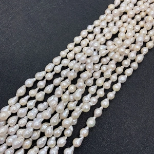 Rangs de perles de culture baroques naturelles 7-8mm avec un éclat crème iridescent
