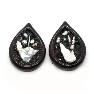 Pendentif en résine en forme de goutte d'eau avec perle d'eau douce et pierres noires