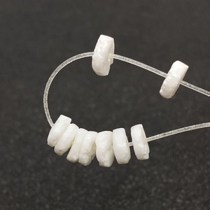 6mm weiße flache runde Naturmuschel-Perlen für DIY-Schmuckherstellung und Halsketten-Zubehör