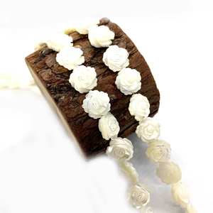 Perles roses en nacre naturelle de 8mm avec sculpture double face sur socle en bois