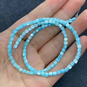 Gros plan de perles cubiques en coquillage bleu clair de 3,5mm pour création de bijoux
