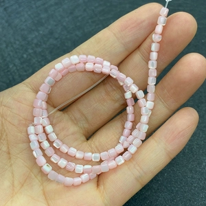 Détail macro de perles de nacre roses carrées de 3,5 mm pour bijoux et colliers DIY