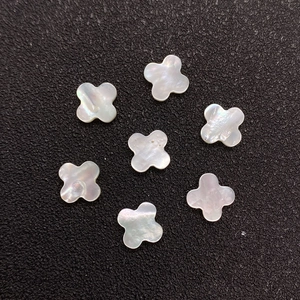 Natürliche 8mm weiße Perlmuttmuschel Perlen in Vierblatt-Blütenform für Schmuckherstellung