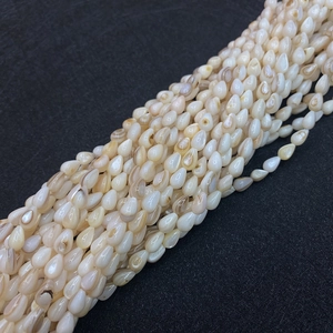 Makro-Detail von 5x8mm tropfenförmigen natürlichen Muschelperlen für DIY-Schmuckherstellung