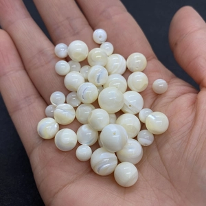 Detalle macro de cuentas de nácar redondas blancas naturales con brillo para joyería