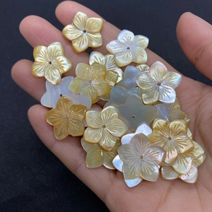 Detalle de cuentas de concha talladas en forma de flor de 18mm para hacer joyas DIY