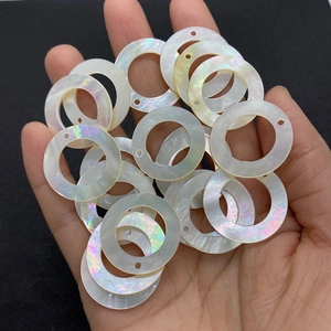 Makroaufnahme von 15mm-20mm natürlichen weißen Muschelringanhängern mit irisierendem Glanz
