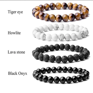 Detalle de pulseras para hombre de ojo de tigre, howlita, piedra de lava y ónix negro