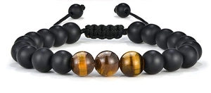 Detail van kralenarmband met matzwarte kralen en gepolijste tijgeroogstenen