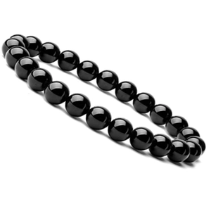 Primer plano de pulsera de cuentas de piedra natural negra con superficie lisa