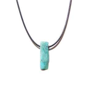 Detailansicht des rechteckigen Natur-Türkis-Anhängers mit texturierten Mineralmustern