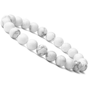 Detalle de cuentas de howlita turquesa blanca con textura de mármol gris en pulsera