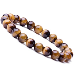 Detalle de las cuentas de piedra ojo de tigre natural en una pulsera para hombre