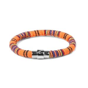 Detail van de levendige oranje geweven bohemian armband met gekleurde strepen en magneetsluiting
