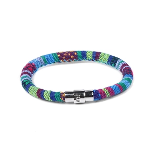 Macro-detail van de Boheemse geweven stoffen armband met gepolijste zilveren magneetsluiting
