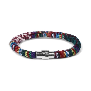 Gedetailleerd overzicht van een geweven boho-textielarmband met zilveren magneetsluiting