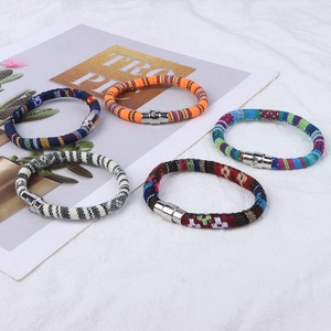 Kleurrijke geweven bohemien armbandenset met magneetsluitingen voor strandstijl