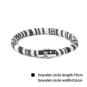 Boheems zwart-wit geweven armband met magnetische sluiting, 19 cm lengte en 0,6 cm breedte