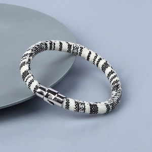 Boheemse geweven armband met zilveren magnetische gesp op een neutrale ondergrond