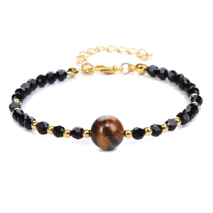 Detail van de 4mm gefacetteerde stenen armband met tijgeroog en verstelbare gouden sluiting