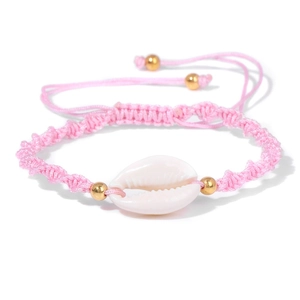 Nahaufnahme des rosa geflochtenen Muschelarmbands mit Goldperlen und Kordelzug