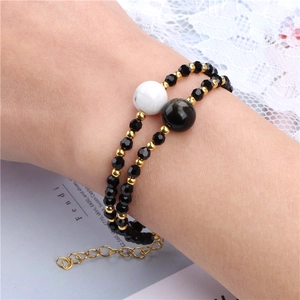 Elegante armband met 4mm gefacetteerde zwarte steenkralen, gouden accenten en verstelbare ketting