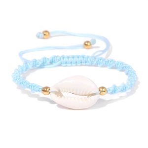 Detailansicht hellblaues geflochtenes Strandarmband mit Muschel und Goldperlen