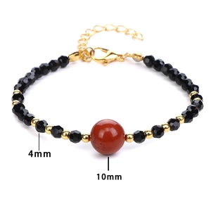 Verstelbare armband met zwarte facetkralen en 10mm rode agaatsteen in het midden
