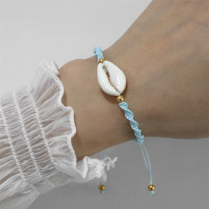 Boho-Muschel-Armband mit hellblauer Kordel und Goldperlen für den sommerlichen Strand