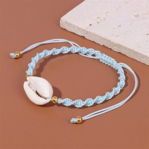 Handgefertigtes himmelblaues Muschelarmband mit Goldperlen und verstellbarem Kordelzug-Design