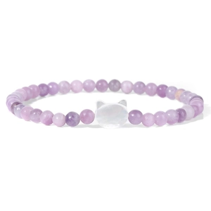 Nahaufnahme von 4mm lila Naturstein-Perlenarmband mit weißem Anhänger in Katzenform