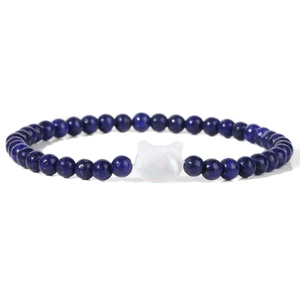 Detailansicht der blauen Natursteinperlen mit weißem Katzenkopf-Anhänger am Armband
