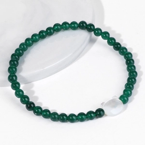 Elastisches Perlenarmband mit 4mm grünen Natursteinen und weißem Muschel-Eulenanhänger