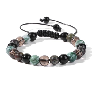 Detalle macro de la pulsera trenzada ajustable con cuarzo ahumado y cuentas de piedra natural