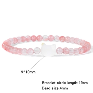 Detailansicht der 4mm rosa Steinperlen und des 9x10mm Muschel-Katzenanhängers am Armband