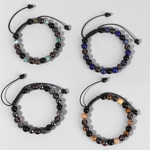 Detalle de pulseras trenzadas ajustables con piedras naturales de ojo de tigre y lapis