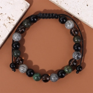 Detalle de pulsera de cuentas de piedra natural con cordón de cera trenzado ajustable