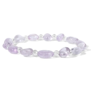 Detalle macro de cuentas de cristal púrpura y espaciadores en una pulsera minimalista