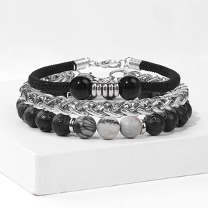 Primo piano di un set di tre bracciali da uomo con pietre opache e catena in acciaio inox