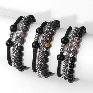 Dettaglio set bracciali da uomo con pietre nere opache e catena in acciaio inossidabile