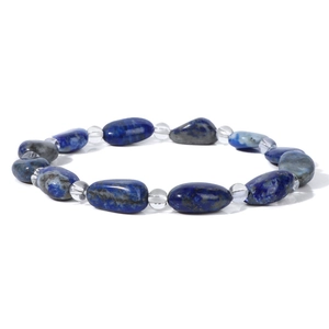 Vista macro de piedras de lapislázuli azul y cuentas de cuarzo en una pulsera elástica