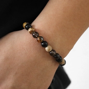 Pulsera trenzada ajustable de cuarzo ahumado y ojo de tigre natural en la muñeca