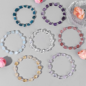 Pulseras hechas a mano con cuentas de cristal irregulares y piedras naturales minimalistas
