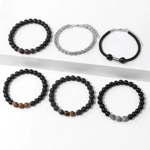 Dettaglio del set di 6 bracciali da uomo con pietre naturali e catena cubana in argento