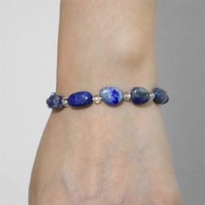 Pulsera minimalista para mujer con piedras azul oscuro irregulares y cuentas claras