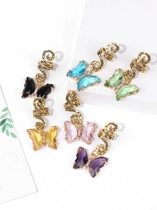 Détail de six charms papillon colorés avec clips spirales dorés pour tresses